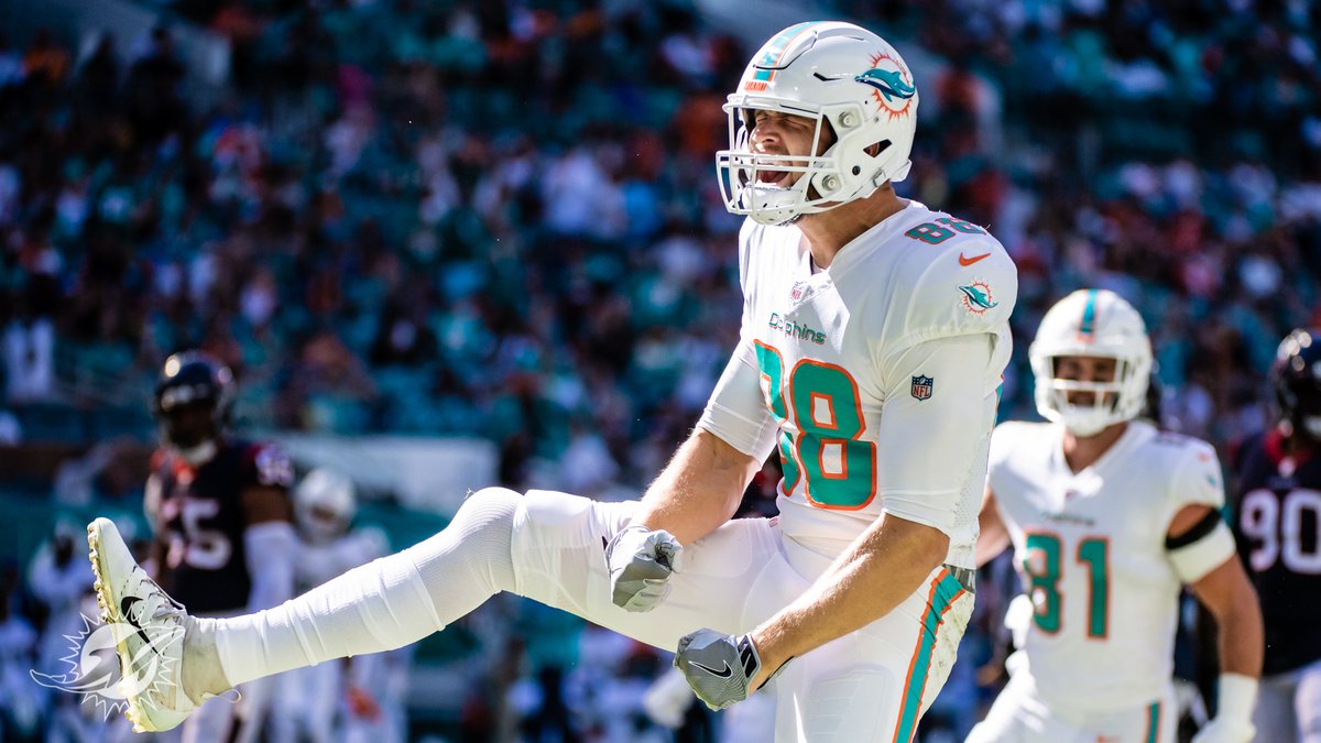 MiamiDolphins's tweet photo. Time to talk Pro Bowl 😎 Retweet to lock down your vote! 

#ProBowlVote x @cwilkins42 
#ProBowlVote x @EmanOgbah 
#ProBowlVote x @D1__JW 
#ProBowlVote x @mikegesicki 
#ProBowlVote x @Iamxavienhoward https://t.co/cpu41XnkGe