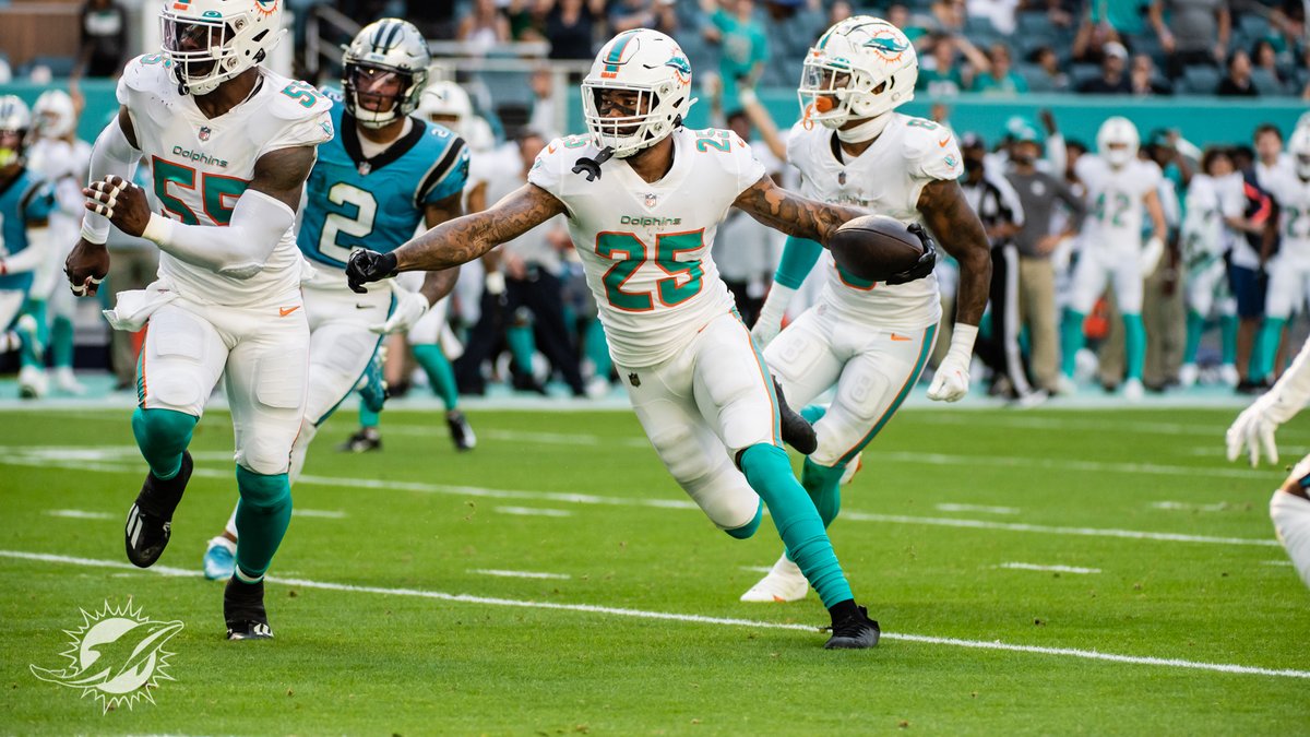 MiamiDolphins's tweet photo. Time to talk Pro Bowl 😎 Retweet to lock down your vote! 

#ProBowlVote x @cwilkins42 
#ProBowlVote x @EmanOgbah 
#ProBowlVote x @D1__JW 
#ProBowlVote x @mikegesicki 
#ProBowlVote x @Iamxavienhoward https://t.co/cpu41XnkGe