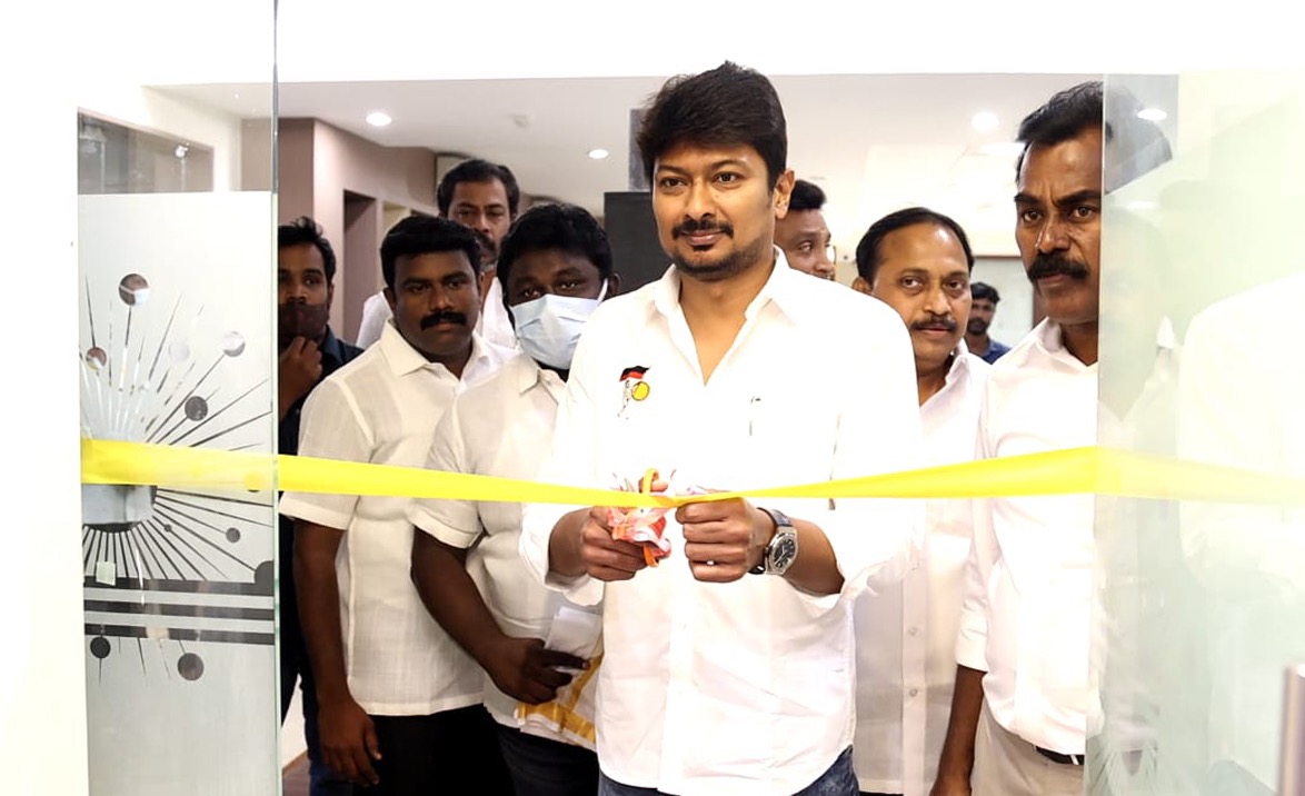 Udhaystalin's tweet photo. தேநீர் கடை-முடிதிருத்தும் நிலையங்களை படிப்பகங்களாக்கி அரசியல் மாற்றத்தை நிகழ்த்தியது திராவிட இயக்கம். அத்தகைய வாசிப்பு பழக்கத்தை அனைவரிடமும் ஏற்படுத்த முத்தமிழறிஞர் பெயரிலான ‘கலைஞர் நூலக’த்தை அன்பகத்தில் இன்று திறந்துவைத்தோம். இளைஞரணி-மாணவரணியினர் பயன்படுத்திக்கொள்ளவும். நன்றி. https://t.co/7WJ9J9iMXJ
