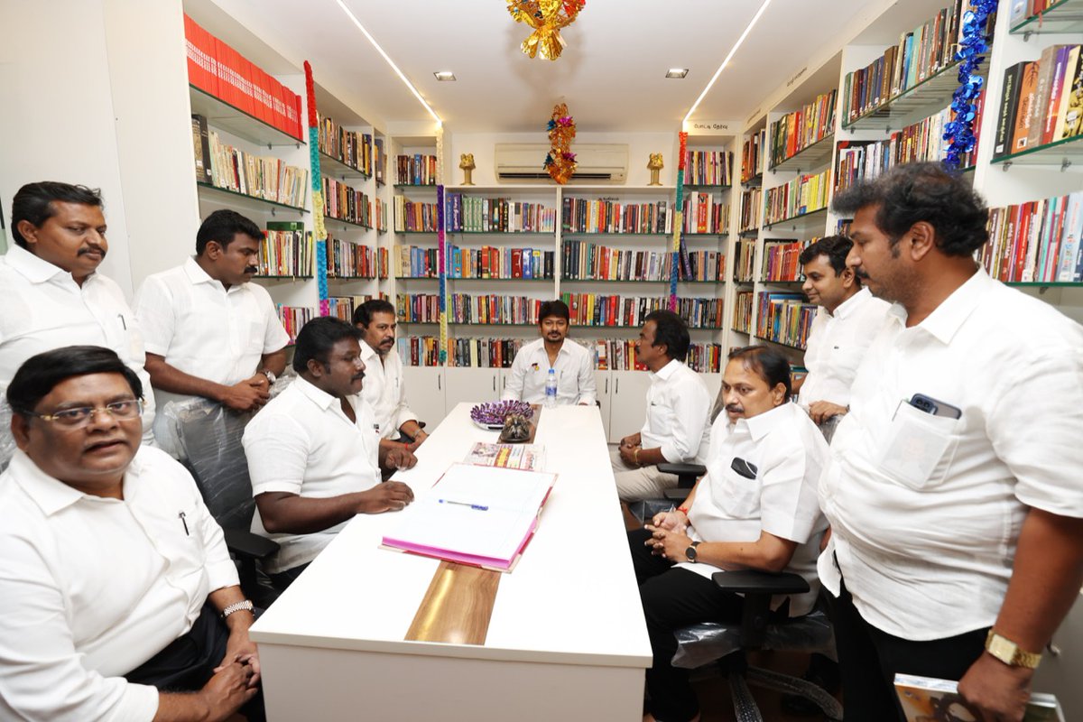Udhaystalin's tweet photo. தேநீர் கடை-முடிதிருத்தும் நிலையங்களை படிப்பகங்களாக்கி அரசியல் மாற்றத்தை நிகழ்த்தியது திராவிட இயக்கம். அத்தகைய வாசிப்பு பழக்கத்தை அனைவரிடமும் ஏற்படுத்த முத்தமிழறிஞர் பெயரிலான ‘கலைஞர் நூலக’த்தை அன்பகத்தில் இன்று திறந்துவைத்தோம். இளைஞரணி-மாணவரணியினர் பயன்படுத்திக்கொள்ளவும். நன்றி. https://t.co/7WJ9J9iMXJ