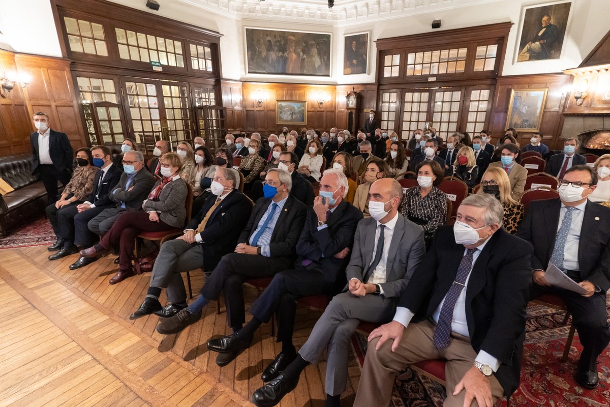colvetbizkaia's tweet photo. En el día de ayer se celebró el acto de entrega de insignias de honor de la @acmbbilbao . La profesión veterinaria estuvo representada por el Presidente de este Colegio @A_MateosAmann  y el Vicepresidente Veterinario de la ACMB Francisco Dehesa Santisteban. https://t.co/am9RKAmyuX