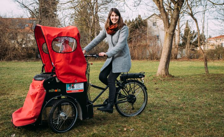 roa_deutschland's tweet photo. „Mehr Fahrrad-Rikschas als Autos auf deutschen Straßen unterwegs!“ lautet die Traumschlagzeile  unserer Geschäftsführerin Natalie Chirchietti, die nun   als #Fahrradheldin von @dienstfahrrad gekürt wurde:  https://t.co/CeyGvPmpXe 👏
 #RadelnohneAlter Foto-©: Felicitas von Imhoff https://t.co/2iGCkPBwTF