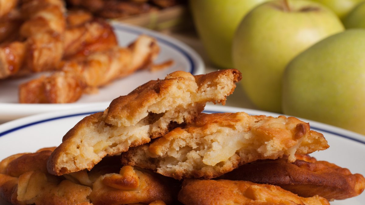 kitchenshortcut's tweet photo. Today, December 2, we celebrate National Fritters day!  Fritters come in various deep-fried foods served with your favorite sauces. It's easy to make and a yummy choice for a snack!

#Nationalfrittersday #food #foodies  #foodie #Kitchenlife https://t.co/vHnD4onj3F