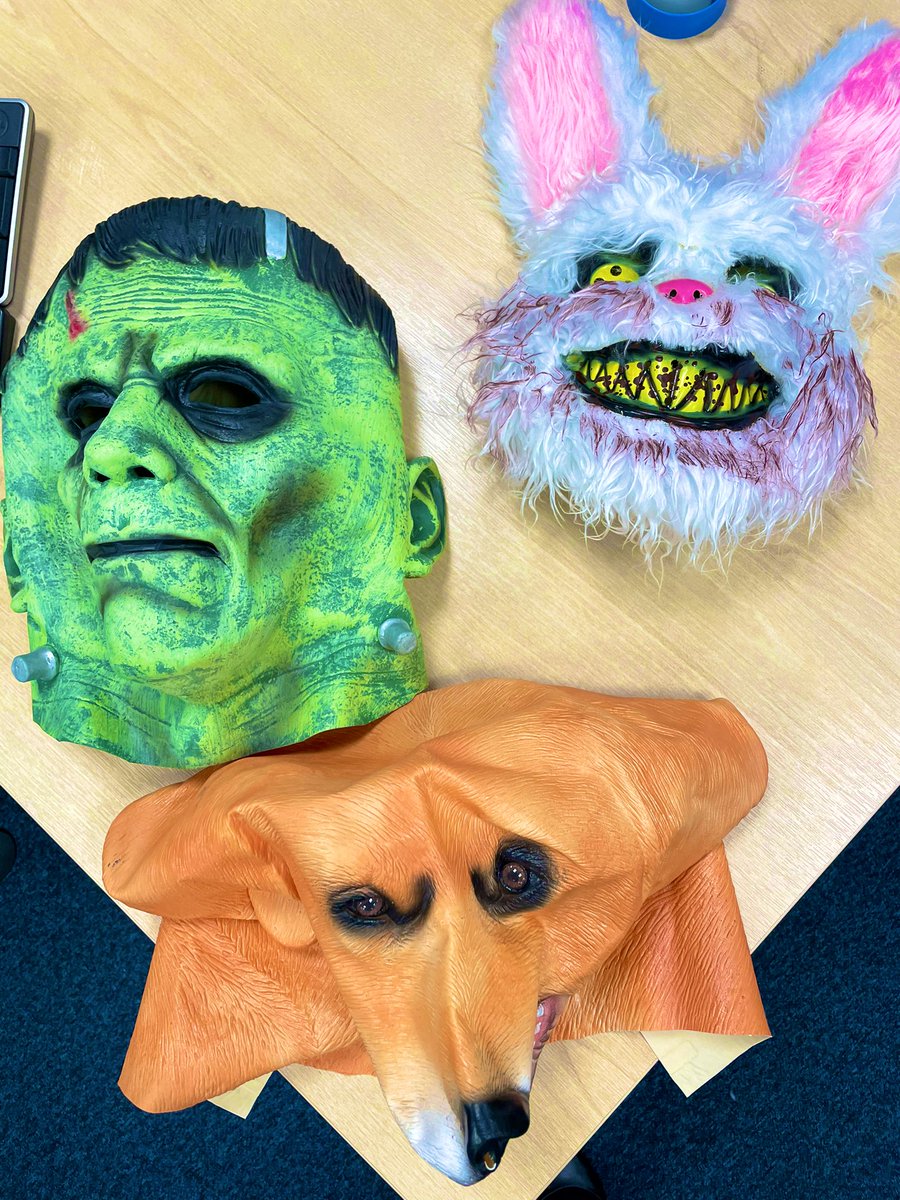 MsRMerry's tweet photo. Before going to my meeting, I reminded our #Exeter #team that #Masks were to be worn when moving round the office..
..this collection was quickly produced & I was treated to a catwalk of comedy!
π€£π
#WearAMask #NoNotThatKindπ #TeamWork ππ»
(*They had facecoverings on too) https://t.co/ziVnYNz8hH
