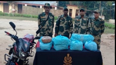 BSF_Tripura's tweet photo. #BSF #Tripura makes relentless efforts in countering trans-border smuggling on #India🇮🇳 #Bangladesh🇧🇩International Border.
Last night, BSF #troops seized 68 Kgs #Ganja, 10 #Cattle 17Btls #Liqour 100Btls #PhensedylSyrup & #Contrabands worth ₹ 7,74,147/- in various #Operations https://t.co/YLZZ5mJesr