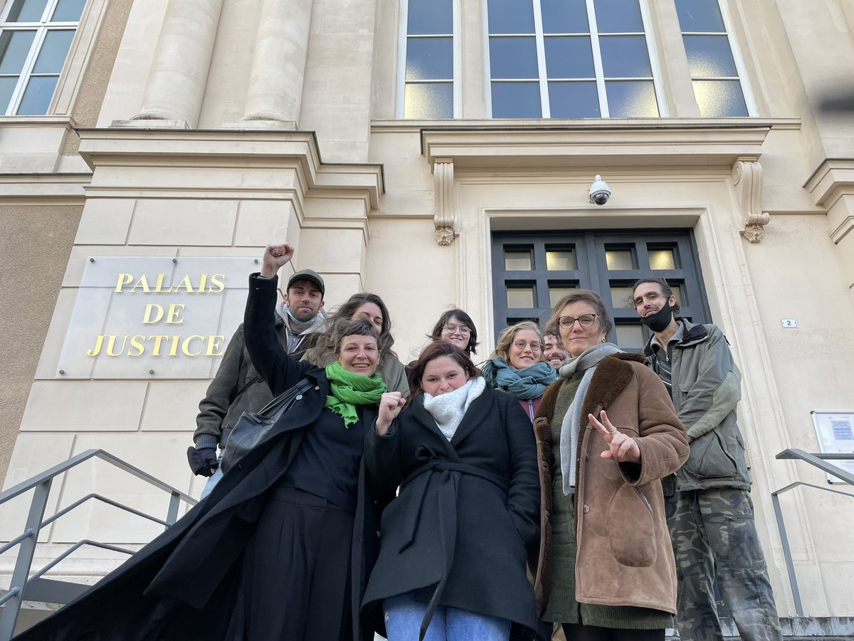 “Le dossier est vide”, des mots du procureur face à un tribunal instrumentalisé. Notre ex salariée Laure a été relaxée pour avoir chanté en garde à vue suite à une expulsion de campement en avril 2020. Continuer de chanter et lutter contre ces intimidations. Vive la solidarité !