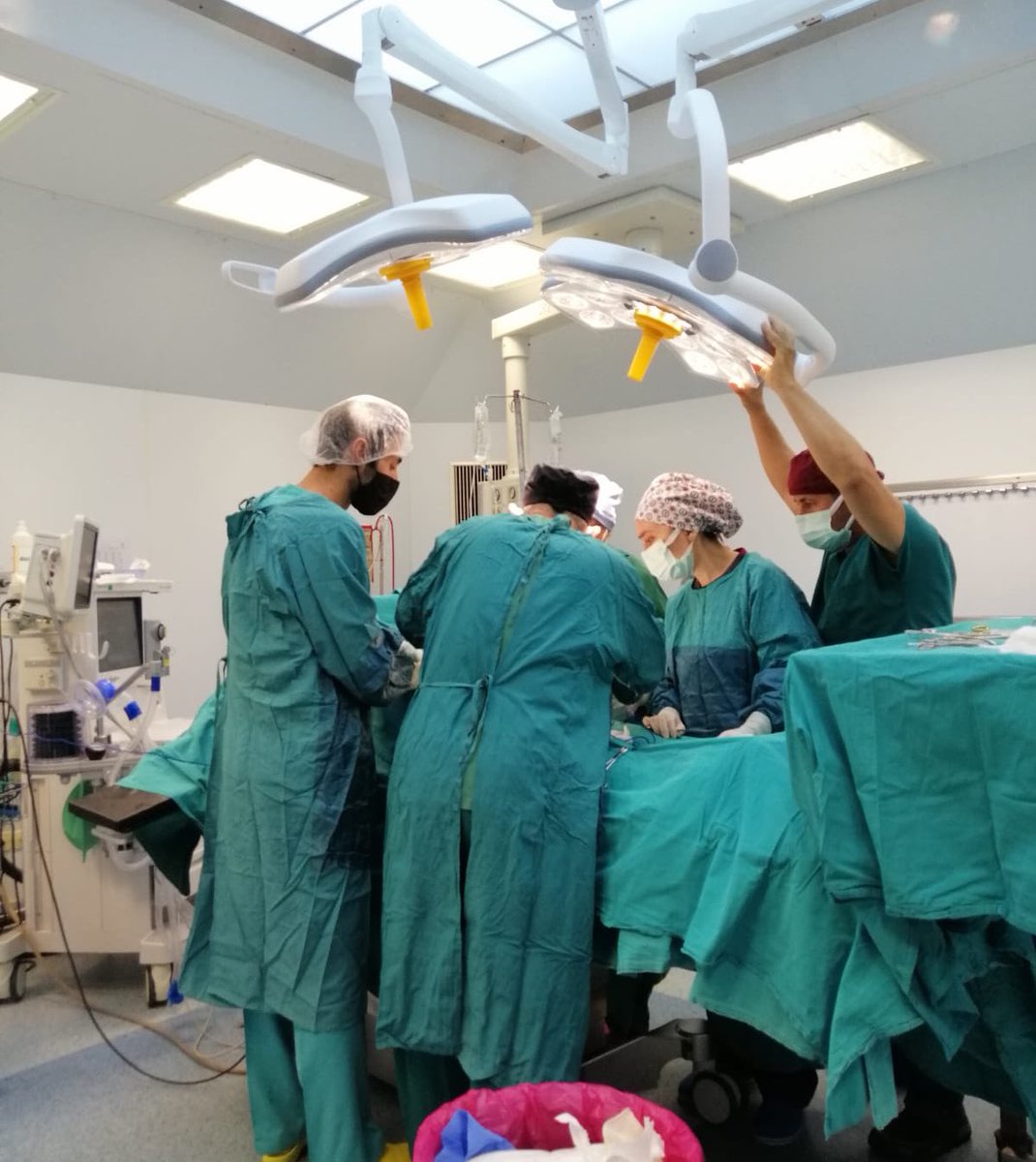 Doktorun ne sağında ne de solunda tam karşısındayıZ!! Ötekileştirmeyin #SağlıkçıİşBırakıyor #fahrettinkoca