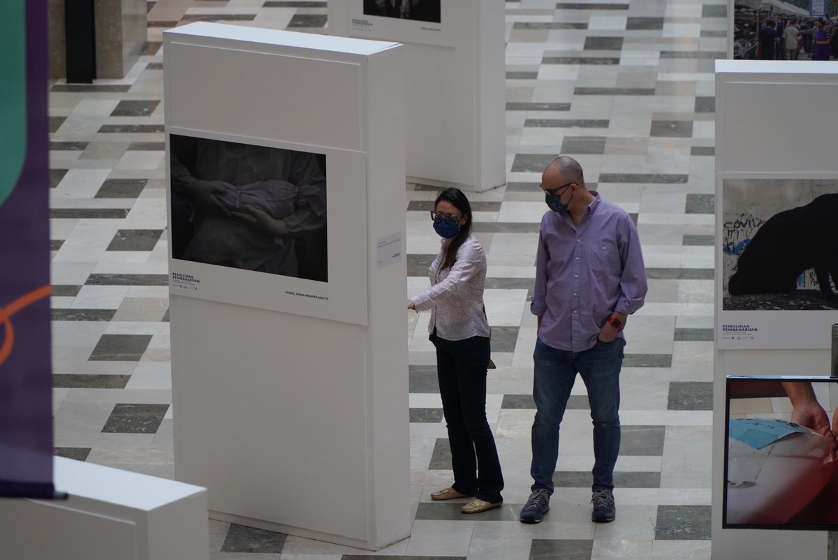 TheBiddys1's tweet photo. Gembira dapat melihat reaksi peminat seni yang berkunjung ke pameran Pemulihan Pembaharuan yang sedang berlangsung. Tinggal beberapa hari sahaja lagi sebelum pameran tersebut melabuhkan tirainya. https://t.co/6Q9aNLG4f3