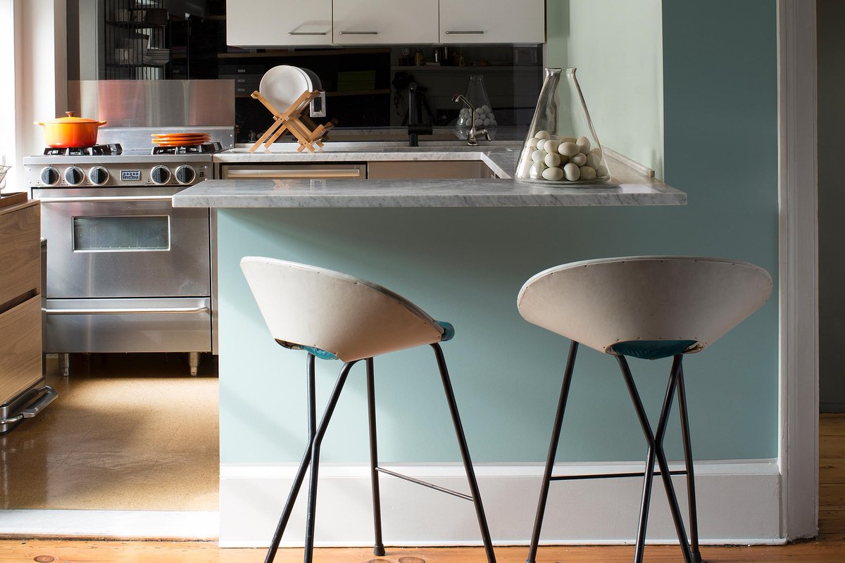 Covington Blue HC-138 on the counter wall serves up a fresh blue for your kitchen, along with Palladian Blue HC-144 on the inside wall. Reach out to us for your next paint project. #benjaminmoore #benjaminmoorecolors