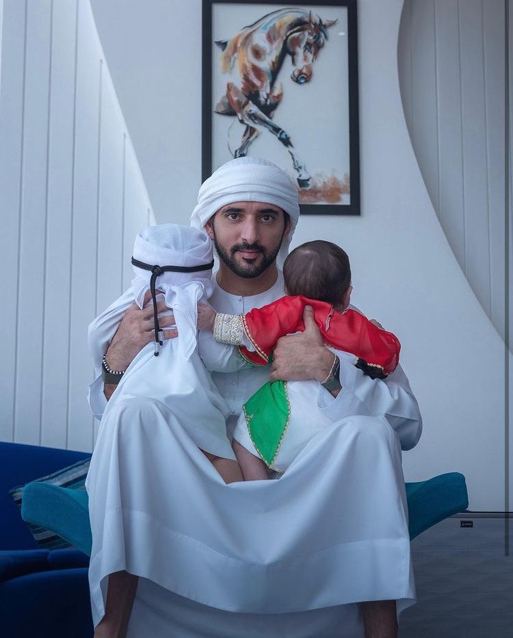 khaleejtimes's tweet photo. #UAE50: #SheikhHamdan posts adorable image with his children on #UAE’s 50th National Day.

📸 Fazza/Instagram

#UAENationalDay #UAENationalDay50 https://t.co/v9TRKqmqIm