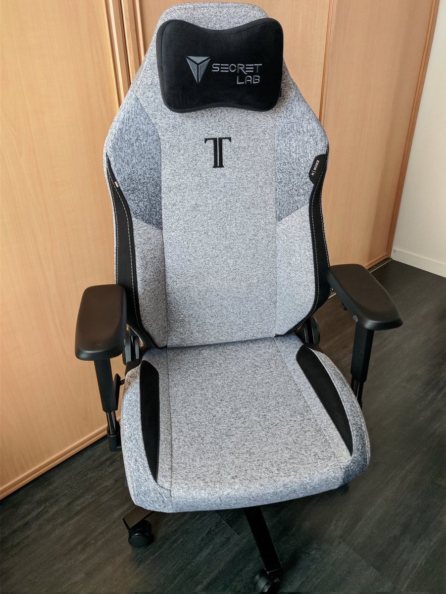 Reçue et montée hier, en gris clair (Cookies &amp; Cream) j'adore !
Vraiment très bonne qualité, rien que l'emballage dans le carton et tous les petits détails 🤩
<a href="/secretlabchairs/">Secretlab</a> #secretlab