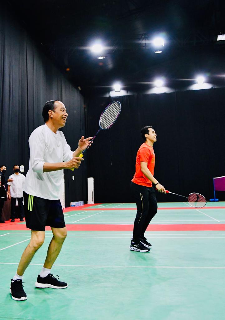 jokowi's tweet photo. Malam ini, saya datang ke Bali International Convention Center, lokasi BWF World Tour Finals 2021. 

Bukan sekadar menonton, tapi saya turun bermain bulutangkis dengan Jonathan Christie, Hendra Setiawan dan Ketua PBSI Agung Firman Sampurna. Kami berlaga di lapangan latihan hehe. https://t.co/pAL5e3S043