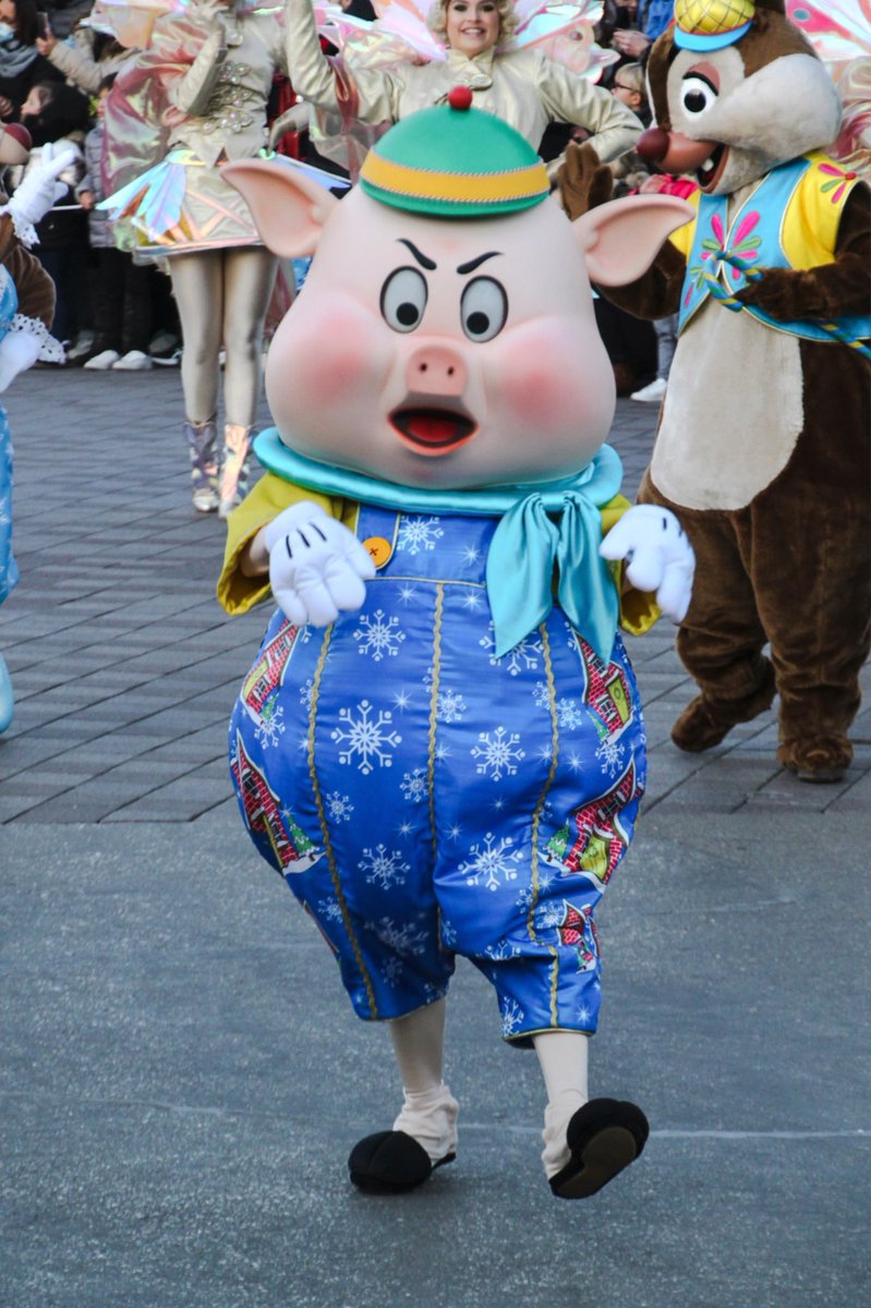 CharactersPBlog's tweet photo. Mickey’s Dazzling Christmas Parade - Practical Pig ❄️✨🐷

#practicalpig #nafnaf #disneymagic #thethreelittlepigs #disneychristmas #disneylandparis #disneyparks #disneycharacters #disneyfriends #disneypals #disneyphoto #disneyenchantedchristmas https://t.co/QWX5rYv1Bm