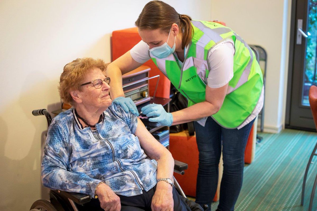Bewoners van verpleeghuislocaties van KwadrantGroep hebben woensdag 1 december de boostervaccinatie tegen het coronavirus gekregen. Vier vaccinatieteams van KwadrantGroep hebben rond de 350 bewoners gevaccineerd. Lees hier meer: bit.ly/3dcJPvu