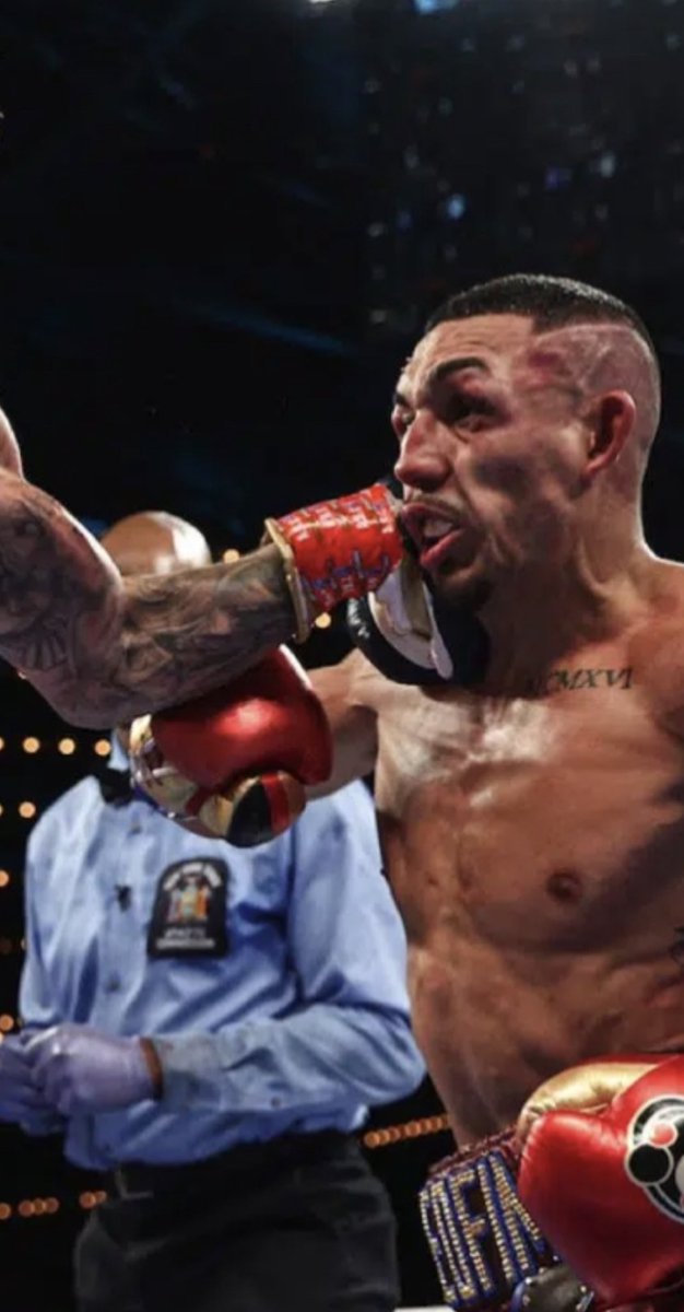 Do you guy see anything wrong with this pic or is it just me??? 😂😂😂 #Boxing #KambososvsLopez