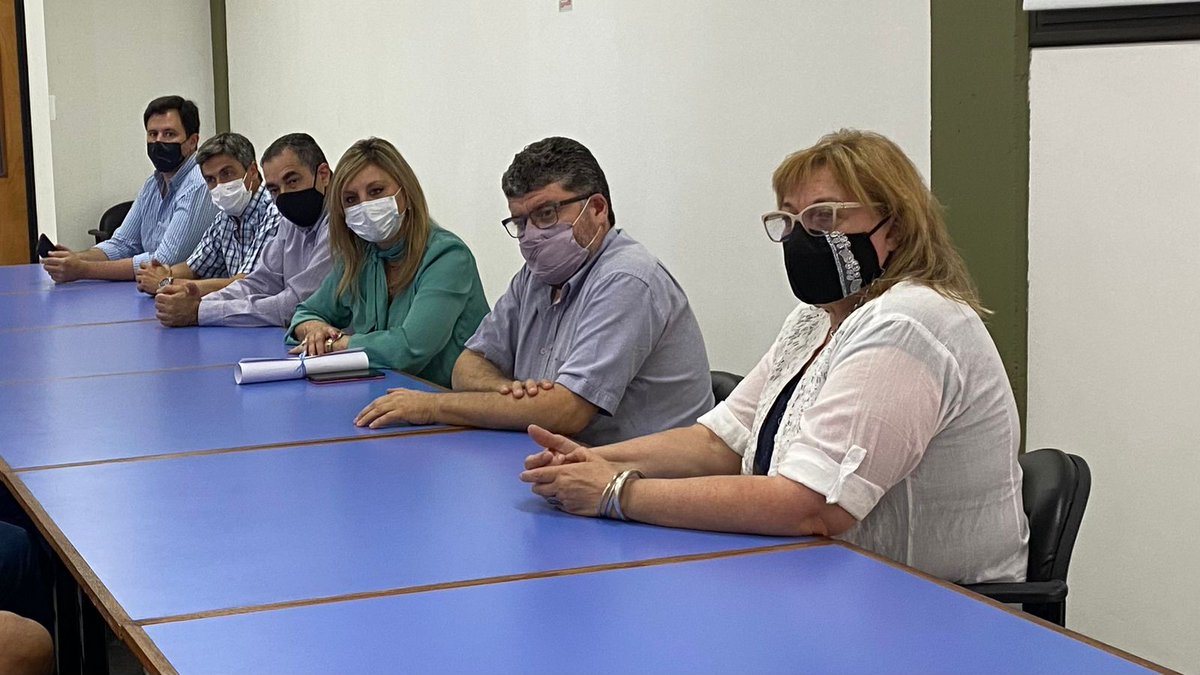 marilinsacnun's tweet photo. He postulado para la distinción 🎖️“Mención de Honor
al Valor Científico” 2021 por mi provincia, al Grupo de
#DescargasEléctricas (GDE) de la #UTN, Facultad Regional Venado Tuerto.
Esta mañana pude reunirme con ellos, ver sus proyectos y hacerles entrega de su diploma📜 https://t.co/O2TUqfylwl