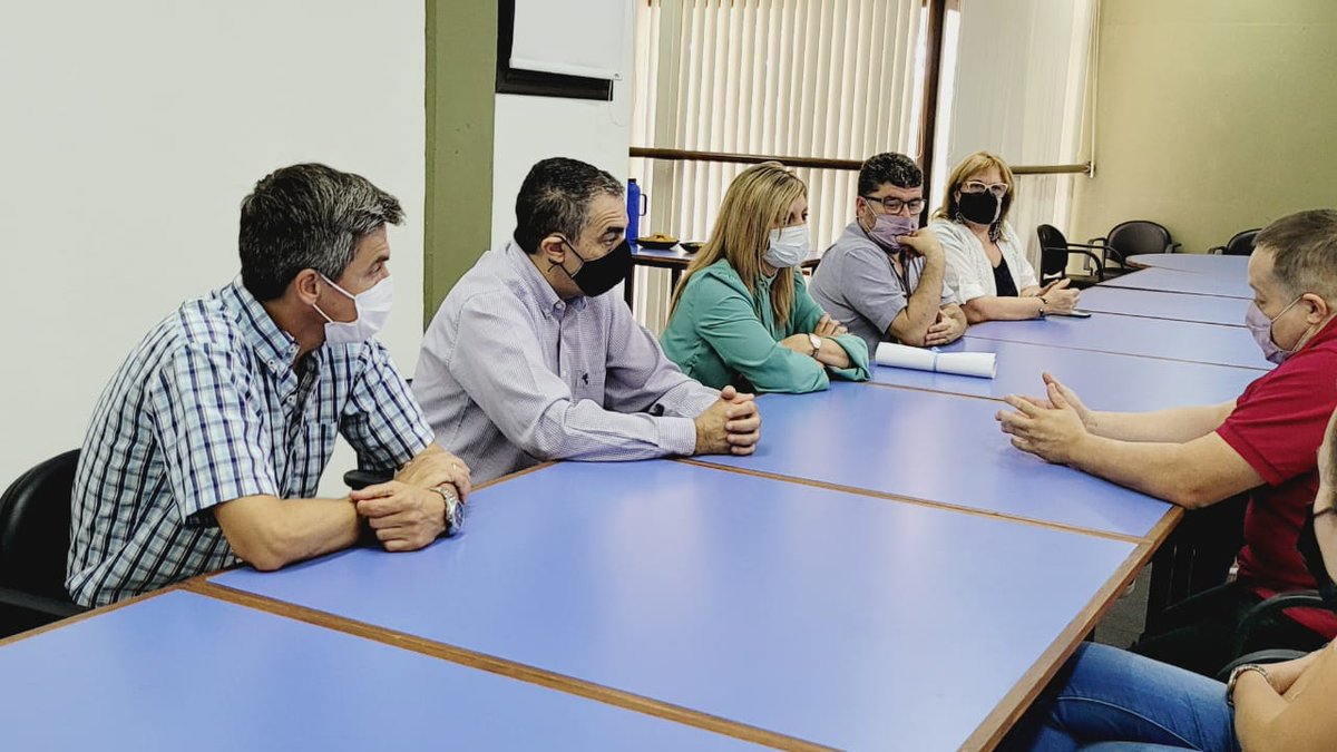 marilinsacnun's tweet photo. He postulado para la distinción 🎖️“Mención de Honor
al Valor Científico” 2021 por mi provincia, al Grupo de
#DescargasEléctricas (GDE) de la #UTN, Facultad Regional Venado Tuerto.
Esta mañana pude reunirme con ellos, ver sus proyectos y hacerles entrega de su diploma📜 https://t.co/O2TUqfylwl