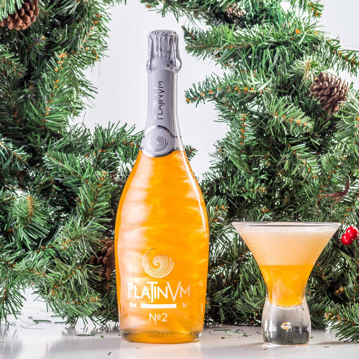 🍊🥂🎄Un buen aperitivo se disfruta siempre y más en #Navidad, la época para reír y compartir! Estas fiestas, acompaña tus entrantes con el delicioso espumoso de aperitivo #Platinvm n2 de Vermouth y Naranja!