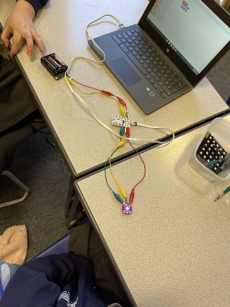 ChilternY5's tweet photo. We have been using #crumbles to learn how to program our own #Christmas lights @ChilternSch https://t.co/8F0s189p3C