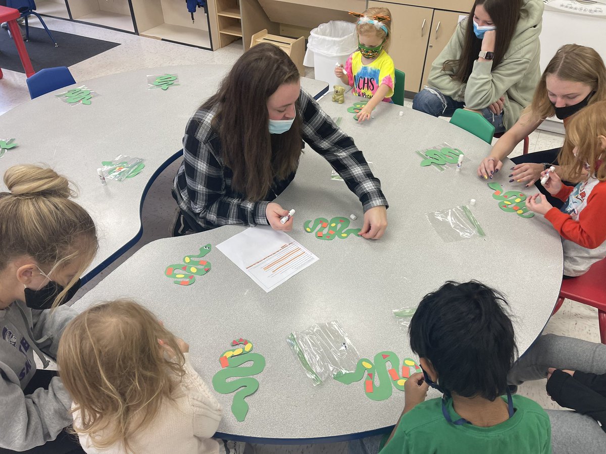 NCHSPreschool's tweet photo. Identifying shapes as we make a snake art project with @emmabrazell13 #jungleweek #bebold203 @NCHSOFFICIAL @NCHSRedhawksCTE https://t.co/zKM1oUDsMk