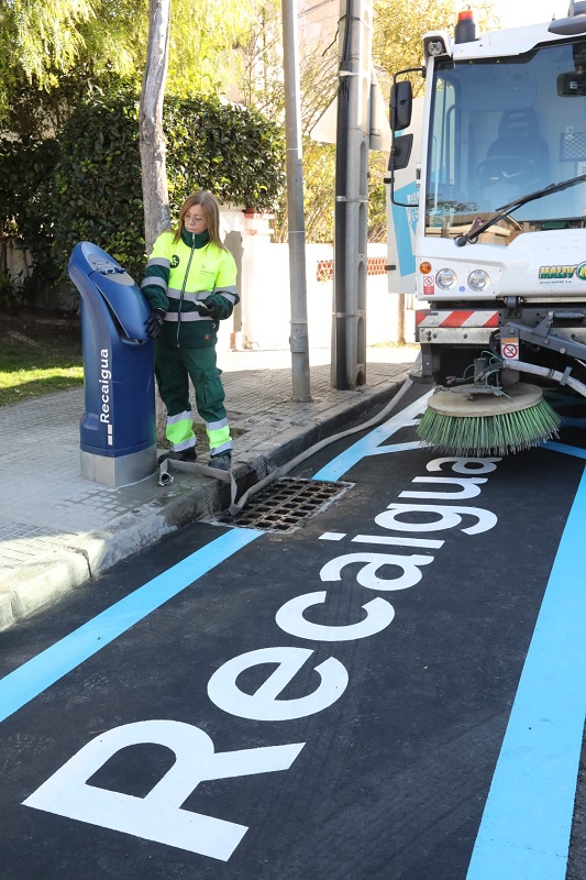 AjuntamentGava's tweet photo. ℹ️@AiguesDeBarcelona , Cetaqua i l’Ajuntament de #Gavà inauguren Recaigua, el primer punt de recàrrega intel·ligent d’aigua 💧 subterrània no potable al municipi per al reg i la neteja dels carrers 🏘
➕ℹ️ 🔗 https://t.co/6o0yNEu5k6 https://t.co/Jf3guF1BaM