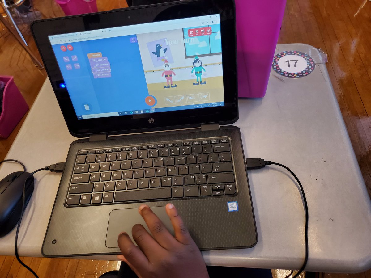 KGESFineArts's tweet image. Day 1  of #12daysofcode Students are enjoying teaching the elf how to dance. #HISDecode @HISD_Inst_tech @