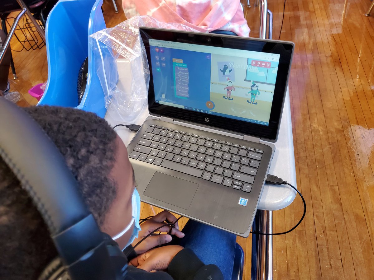 KGESFineArts's tweet image. Day 1  of #12daysofcode Students are enjoying teaching the elf how to dance. #HISDecode @HISD_Inst_tech @