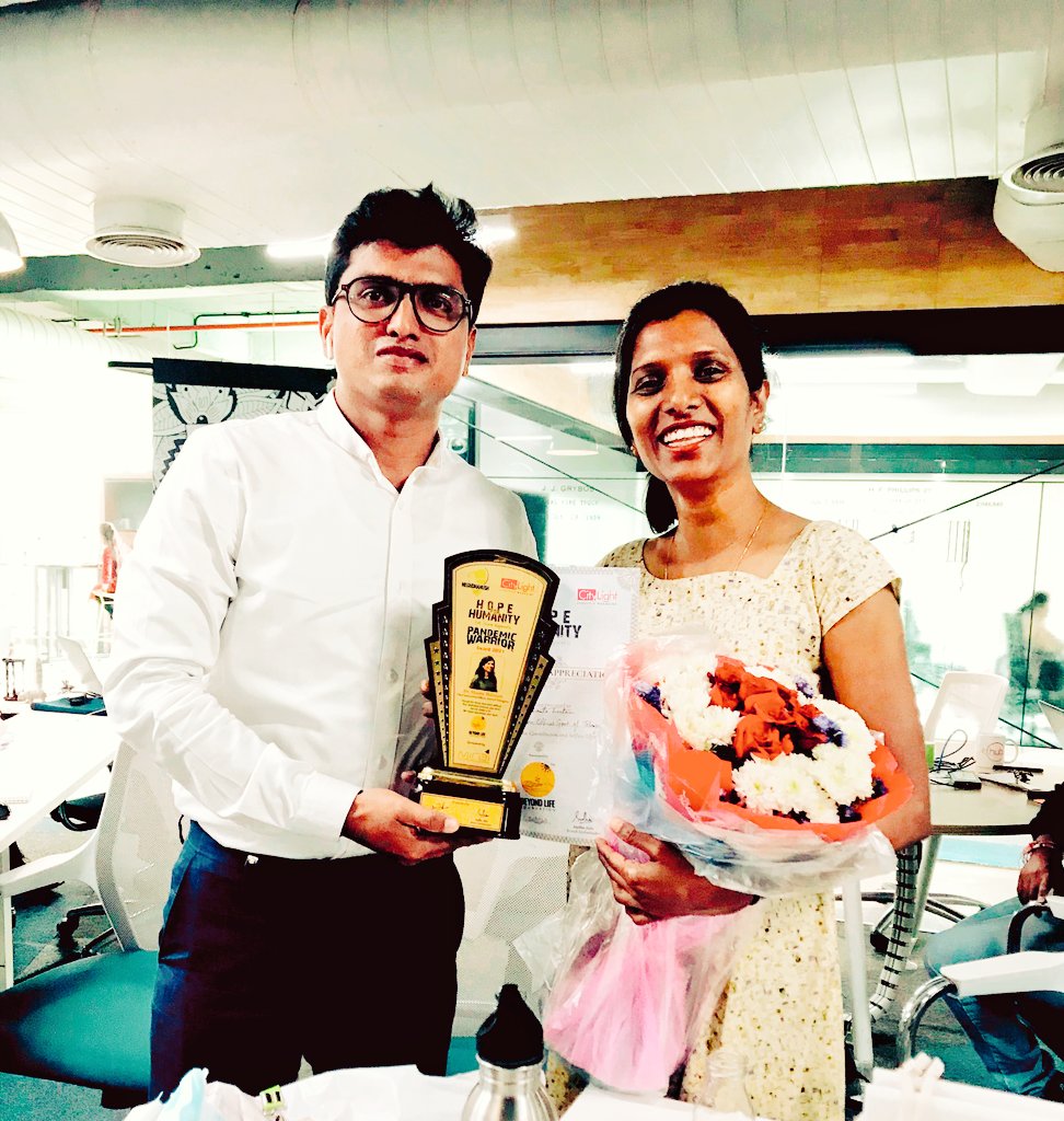 Happy to Meet #covidWarrior @DrShantaThoutam Handover the Pandemic Warriors Award given by Beyond Life Foundation 🇮🇳

 She is inspiration for many around us in fighting covid & getting help when ever any one requested 🙏🏻

@HiHyderabad @KTRTRS @arvindkumar_ias @charan_tweetz