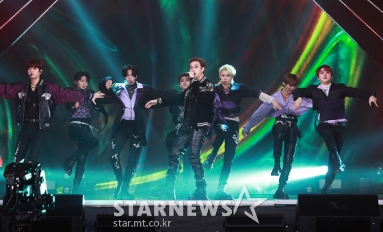 yslcheol's tweet photo. performance of the year... i still can't believe it please i am so so so so so happy for stray kids for winning their first ever daesang tonight :( i am so proud of them and they deserve it sooo much

#StrayKids1stDAESANG 
#SKZ_1stDAAAESANG 
#스키즈_AAA올해의퍼포먼스대상_축하해 https://t.co/qbWBp3URNE