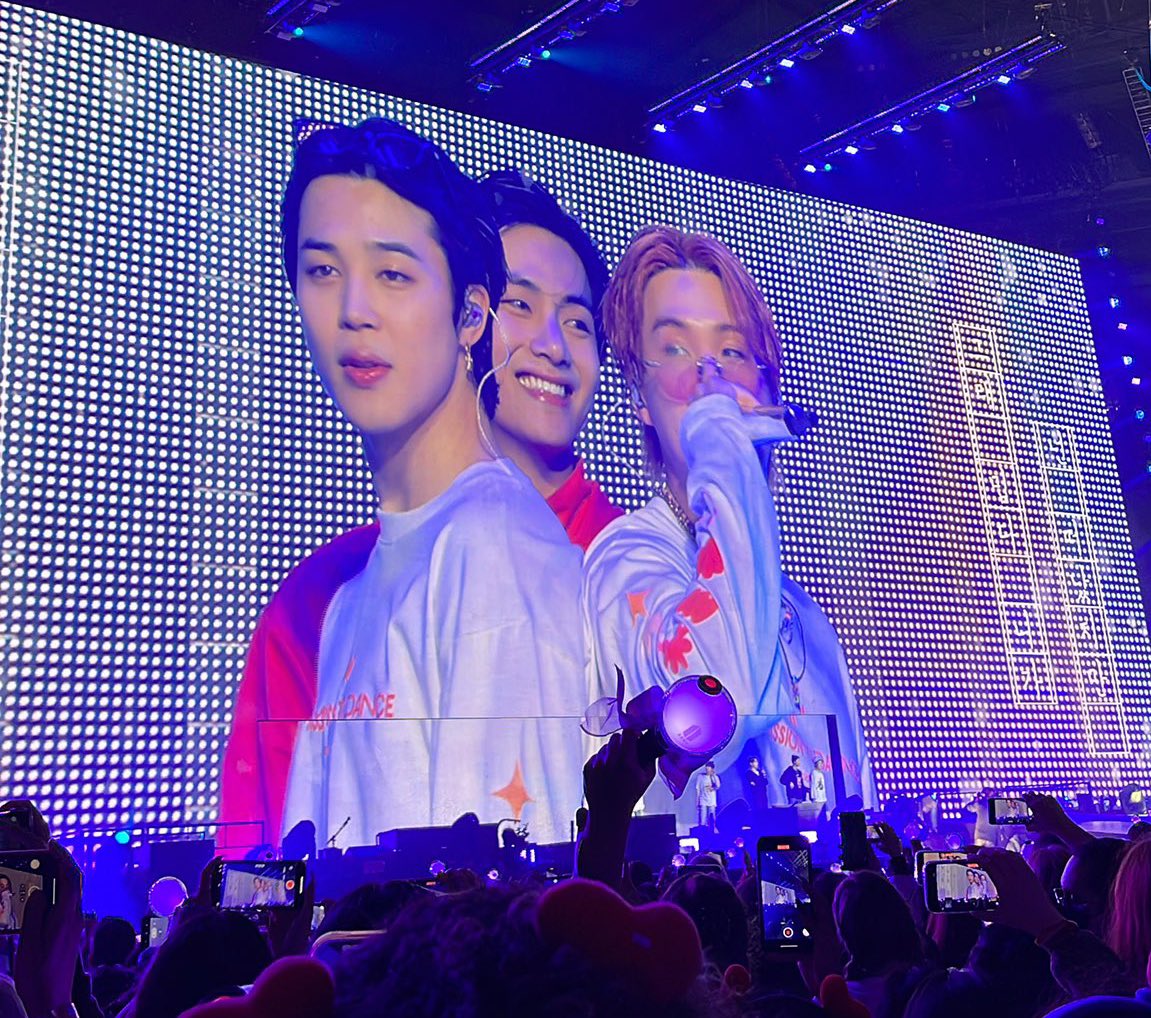 (slow) hourly bts concerts (@btsconcerthrs) on Twitter photo 