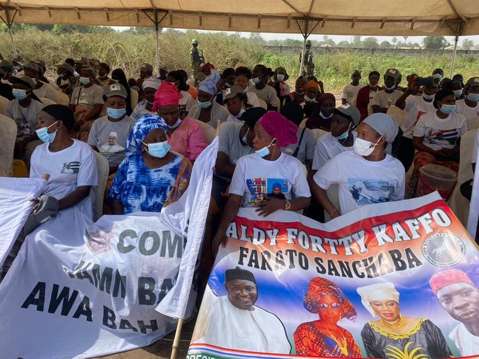 gambia_for's tweet photo. The laying of the foundation stone of the Emergency Treatment Centre in Farato by H.E. @BarrowPresident, with 1500 hospital bed capacity, a conference facilities, National Public Health Laboratories, National Blood Transfusion Services and National Observation Centre.
#Gambia https://t.co/QNKVIdZ10T
