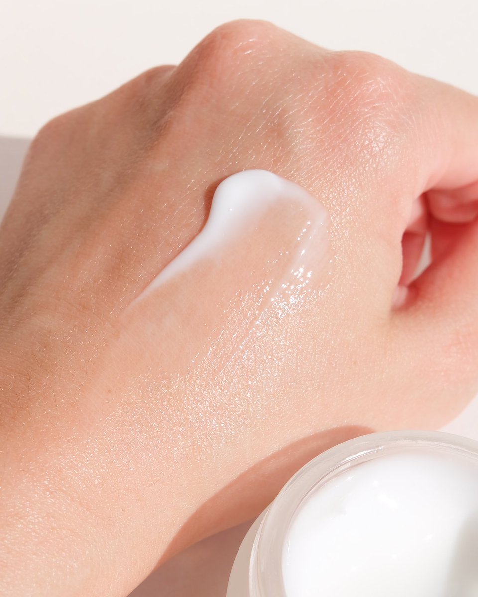 bareskindiary's tweet photo. BIKA — Refreshed Glow Daily Nourishing Light Cream 

มอยส์เจอร์ไรเซอร์เนื้อครีม ✨🧴🧽 ที่มีความ “light” และ “refreshed” สมชื่อ !! ☁️✨ เนื้อสัมผัสนุ่ม ล���่น บางเบา ให้ความชุ่มชื้นได้ในระดับที่พอดี๊พิดี ! ทาเพลินสุดๆ รู้ตัวอีกทีก็ใช้จนจะหมดกระปุกละฮะตอนนี้ 😳✨🤣 https://t.co/yiukD5wfUh