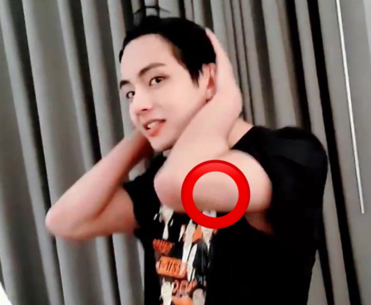 vampirejeonjk's tweet photo. OH MY GOD????? WAIT A MINUTE!!!! TAEHYUNG’S WHITE INK TATTOO ON HIS ARM ???!!!!??!! ZOOM IT OMG https://t.co/JagANdBEGa
