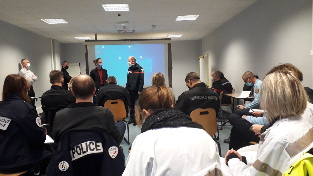 Prefet54's tweet photo. Journée d'échange inter-services et d'entraînement sur la thématique #terrorisme en présence d'Anne CARLI, dir cab du préfet.
Après une matinée en salle, l'après-midi a été consacrée à des entraînements pr améliorer la coordination entre forces de l'ordre et services de secours. https://t.co/I16sryMDhu