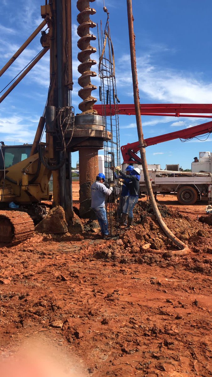 ArnoldoWiens's tweet photo. GRAN HOSPITAL DE CORONEL OVIEDO. Se trabaja en nivelación de suelo y colocación de pilotes para la base y soporte de las estructuras edilicias @mopcparaguay @MaritoAbdo https://t.co/l4SDJUOmgb