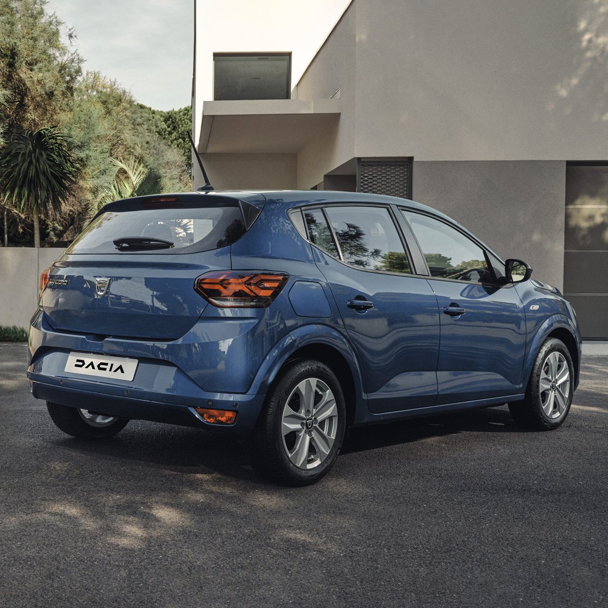 daciaitalia's tweet photo. Nuovo look per uscite in grande stile.Scopri Nuova #DaciaSandero #Streetway https://t.co/VMjkNdMoC3 https://t.co/ni3lGU4AGA
