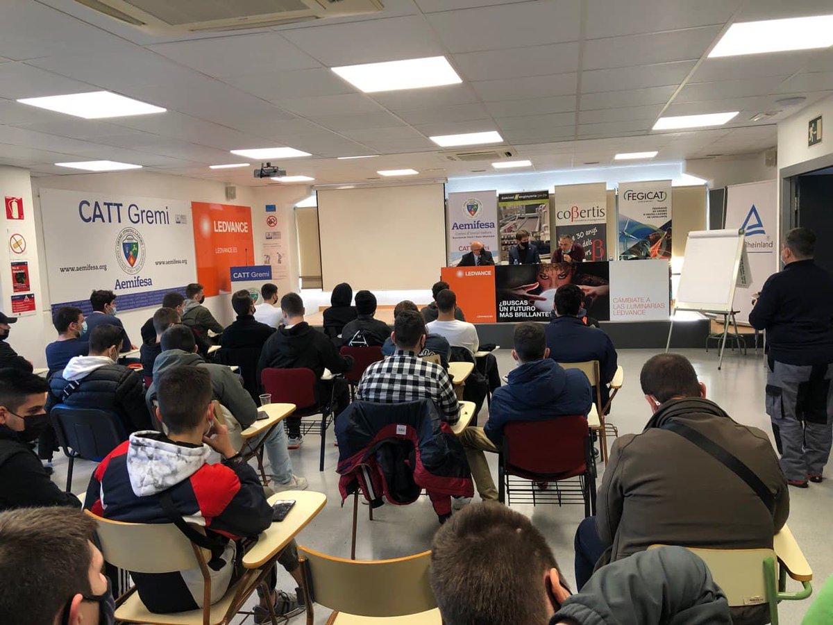 alex_montornes's tweet photo. Avui a l'entrega de diplomes de @CATT_Gremi als alumnes d'intercanvi de Grècia que han realitzat el curs d'Energies Renovables al Centre Tecnològic de #Badalona. Seguiu sempre formant-vos, és clau pel vostre futur. @NoguesRicard #Badalona #aemifesaformació #moveu https://t.co/ObCbYnu8mm