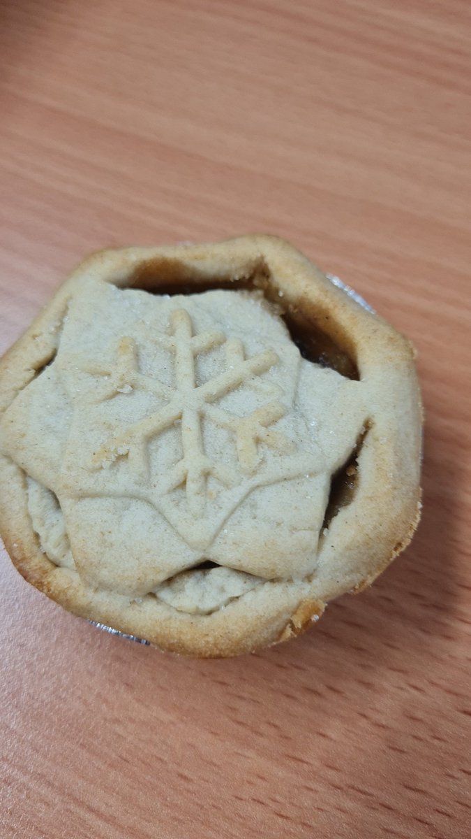 SiDix67's tweet photo. Well #MrKipling @PremierFoodsPLC not quite what we call #ExceedinglyGood presentation. https://t.co/2inKPb4jv7