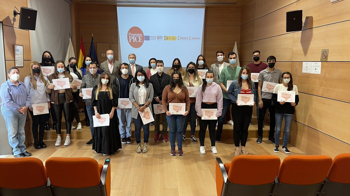 CamaraGCanaria's tweet photo. ✨¡¡Seguimos trabajando para mejorar la empleabilidad de nuestros jóvenes!!
📸Entregamos los diplomas acreditativos a los 28 alumnos que finalizaron los cursos de formación de Tripulante de Cabina de Pasajeros y de Agencia de Viajes (#ProgramaAmadeus) del @ProgramaPICE https://t.co/QRcAbQBoyi