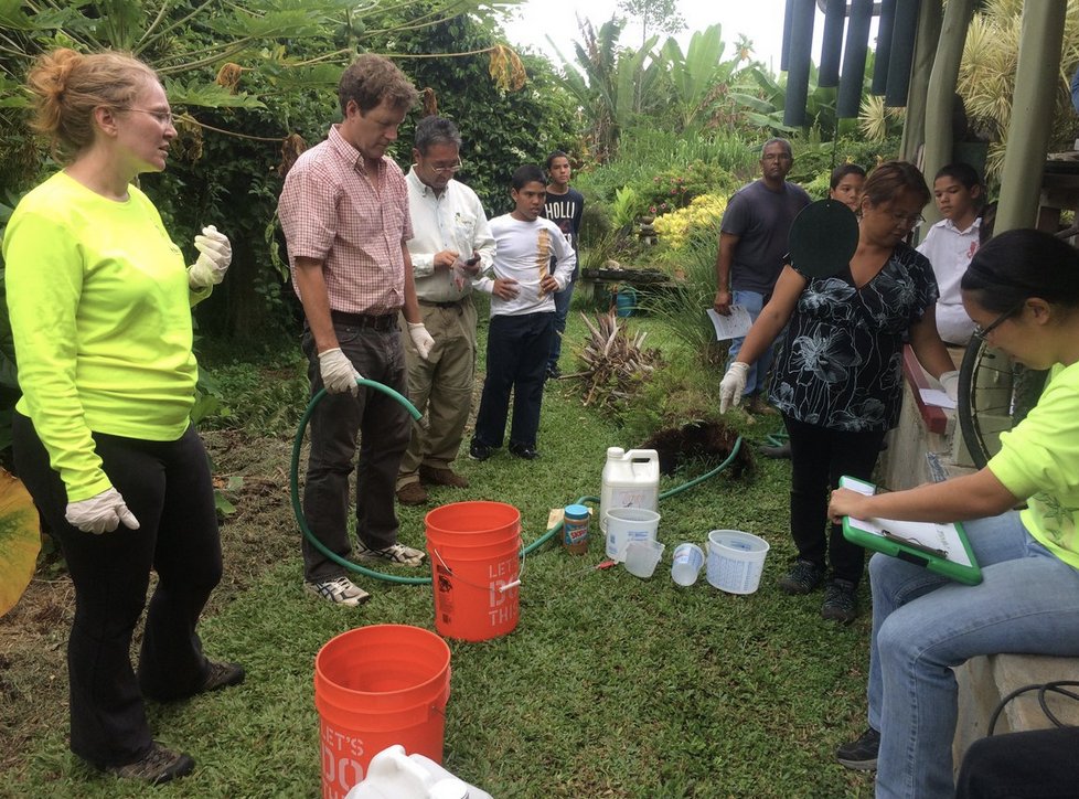 HIBirdNerd's tweet photo. Dr. Niemiec and Mrs. Brewer discuss how fighting #InvasiveSpecies can be implemented by addressing #Humanbehavior in the community via social marketing and behavioral incentives #NREMseminar https://t.co/YnRLXGkZR0