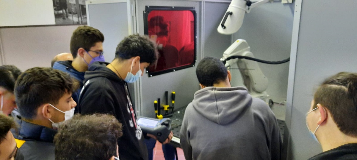 ABBItalia's tweet photo. Il 3/12 l’Istituto Guido Marcelli di Foiano della Chiana (AR) inaugura #LAB4WIN, un #laboratorio unico nel suo genere per lo sviluppo delle #competenze di #programmazione per #saldatura robotizzata e in #AR.
Scopri di più➡️https://t.co/kmIbdGpUh2
#ABB #Robotics #Educational https://t.co/BiSeSV8rbA