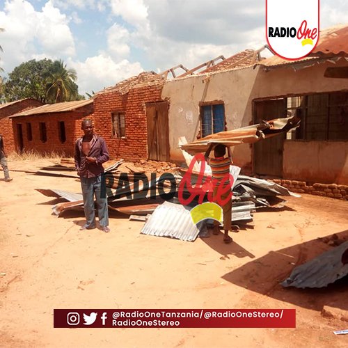 kaiyuntiyu666's tweet photo. #HABARI: Nyumba 133 likiwemo kanisa, zahanati, madarasa matatu na ofisi ya walimu zimeezuliwa na upepo uliombatana na mvua ya mawe huku watu wanane wakijeruhiwa katika kata ya Likuyusekamaganga wilayani Namtumbo mkoani Ruvuma.

#RadioOneUpdates
#Coronainazuilika #UjanjaNiKuchanja https://t.co/E8NXLfUT5J