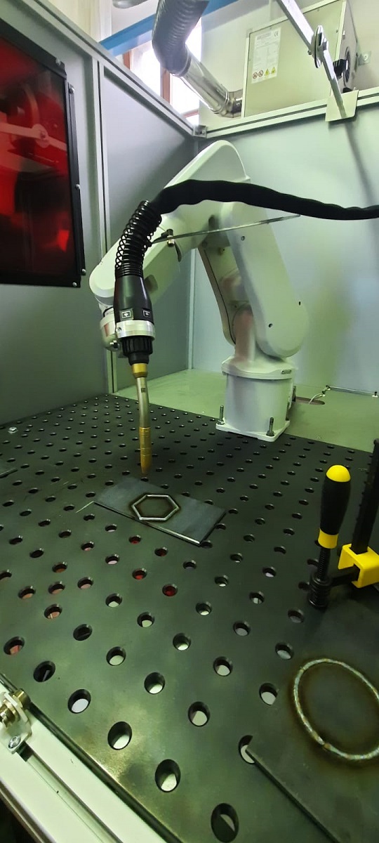 ABBItalia's tweet photo. Il 3/12 l’Istituto Guido Marcelli di Foiano della Chiana (AR) inaugura #LAB4WIN, un #laboratorio unico nel suo genere per lo sviluppo delle #competenze di #programmazione per #saldatura robotizzata e in #AR.
Scopri di più➡️https://t.co/kmIbdGpUh2
#ABB #Robotics #Educational https://t.co/BiSeSV8rbA