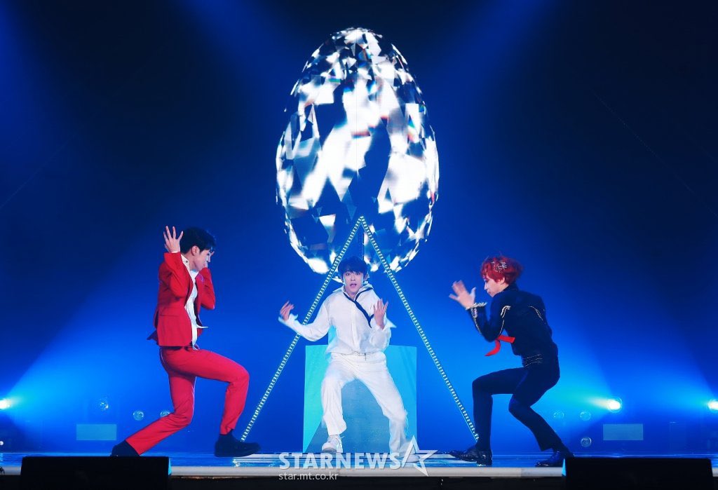 blitzersworld's tweet photo. [📷] 211202 

Jinhwa on special stage with Kingdom’s Arthur and DKB’s D1
#BLITZERS #블리처스 https://t.co/xYNoAAAaS7