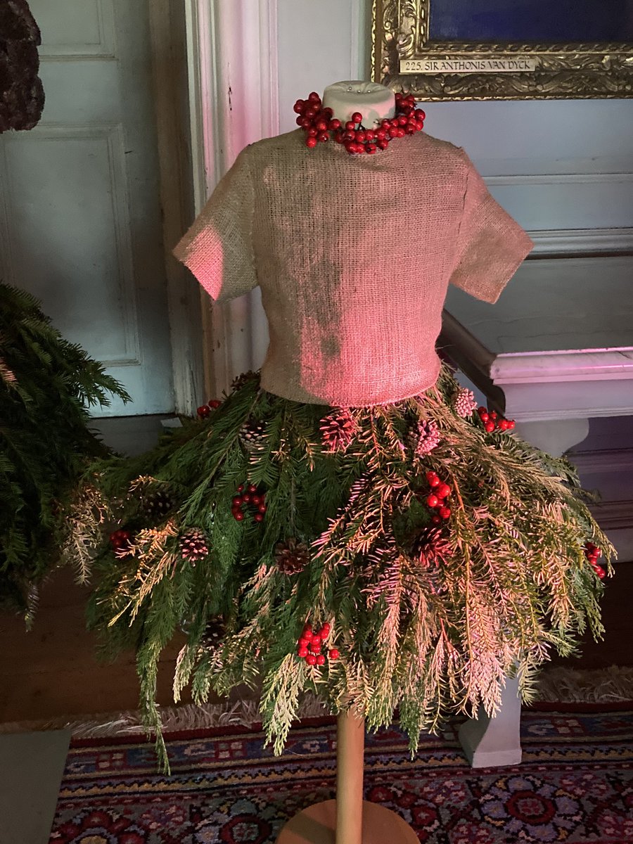 Absolutely in awe of the exquisite festive flower installations <a href="/PetworthNT/">Petworth House & Park</a> - all made in-house by super creative staff &amp; volunteers 👏