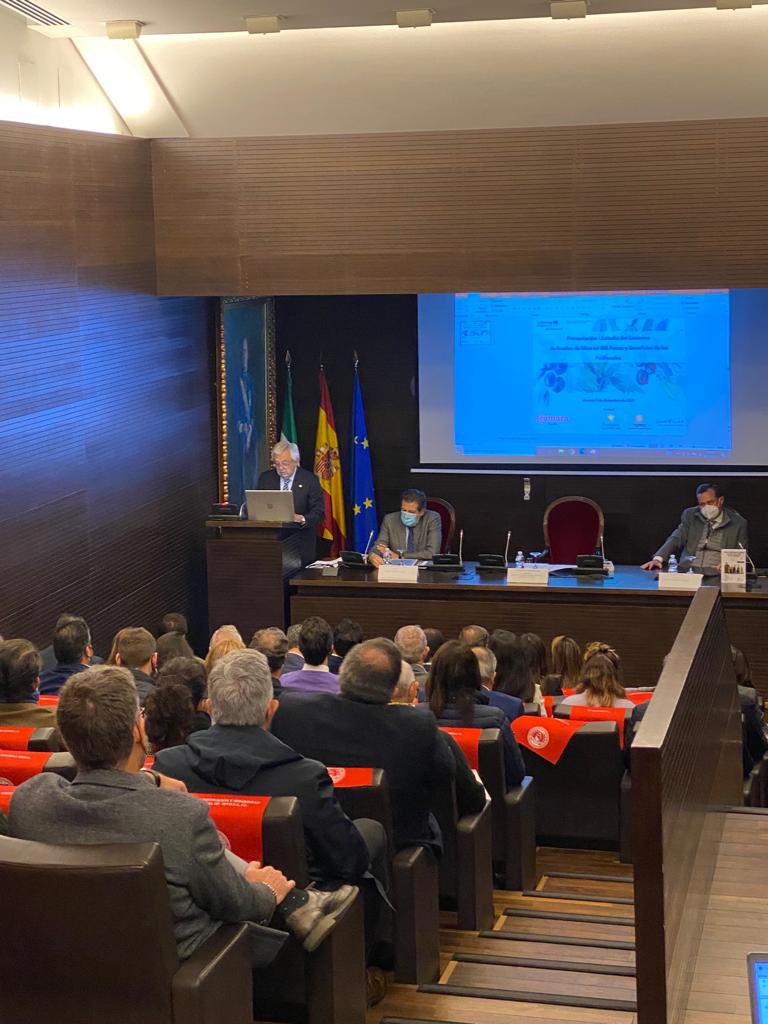 ¡Buenos días!
Hoy estamos en la Jornada sobre el Consumo del Aceite de Oliva y los Beneficios de los Polifenoles. 
<a href="/ENCamaraSevilla/">Escuela de Negocios</a>