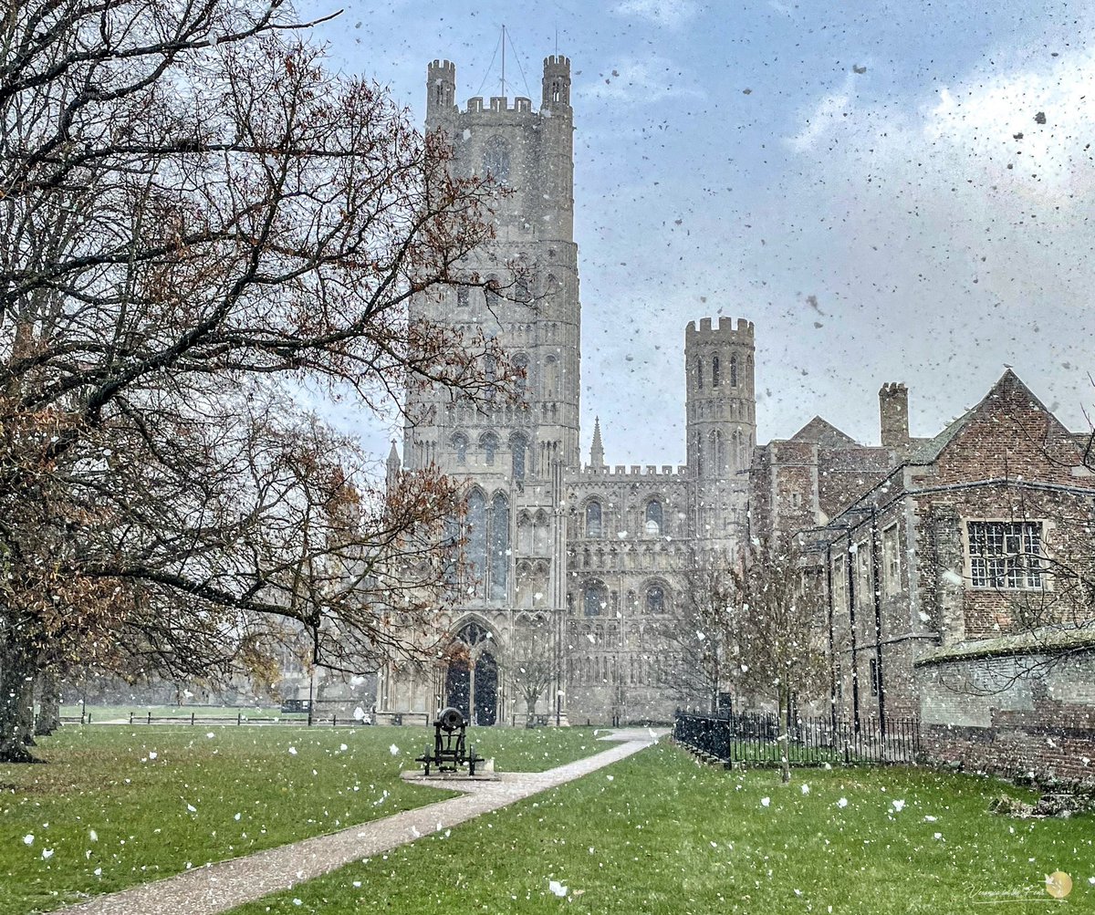 VeronicaJoPo's tweet photo. We just had a beautiful snowfall in Ely 😃❄️❤️❄️ @Ely_Cathedral #itissnowing #loveukweather #stormhour #December2021 #winter @ChrisPage90 @WeatherAisling @metoffice @StormHour https://t.co/yBlaUYfPNT