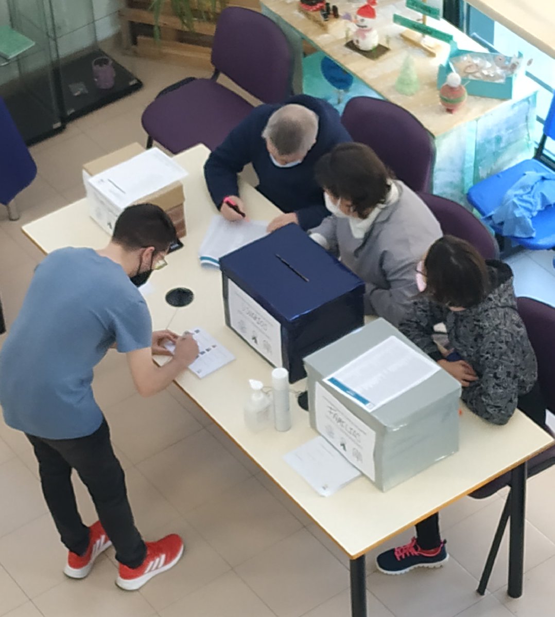 En vivo y directo desde ArquímedesCofoil en <a href="/AytoFuenlabrada/">Ayuntamiento de Fuenlabrada</a> 👉🏾 donde se desarrolla con toda normalidad el proceso democrático para la elección de Delegados de Talleres y representantes al Concejo de Centro. La asistencia a la mesa de votaciones se realiza por grupos burbujas.