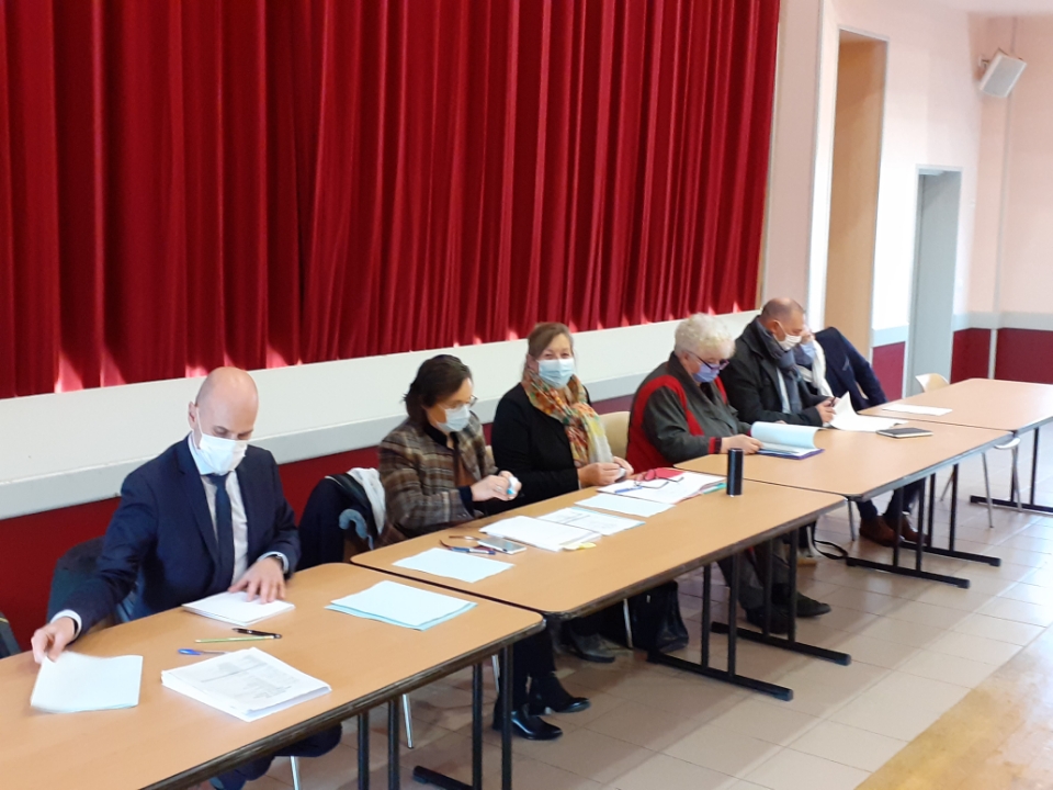 Prefet03's tweet photo. [Programme territoires éducatifs ruraux]
Le 1er décembre, V. Beuve, sous-préfète de Vichy, S. Prestaux IA @DSDEN_03, A. Deborde, maire de Jaligny-sur-Besbre ont travaillé,➕les 14 maires du SIVOS #Jaligny &amp; les acteurs éducatifs sur la convention qui sera signée prochainement 📖 https://t.co/guYOjPjeJE