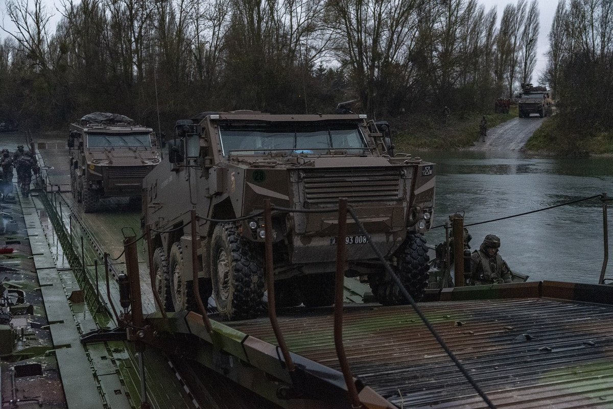 COM6BLB's tweet image. #SCORPIONXI : Franchissement de la Marne
Grâce aux éléments déployés par le #6RG et le #19RG, commandés par le #1REG, le GTIA GRIFFON du #1RI franchit la Marne, pour poursuivre son offensive et porter un coup décisif à l’ennemi.
